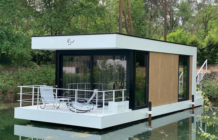Moderne Glamping-Lodge im Ferienhaus in Merselo, Nord-Limburg, mit Blick auf das Wasser.