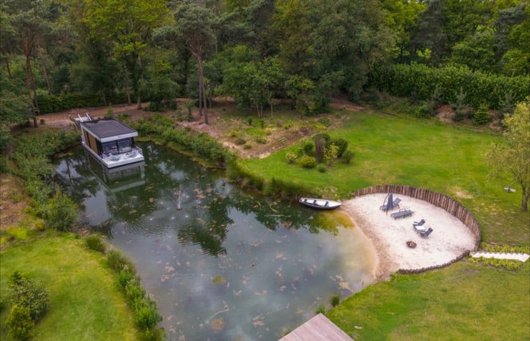 Luftaufnahme eines Ferienhauses in Merselo, Nord-Limburg, mit Teich und gruener Umgebung.