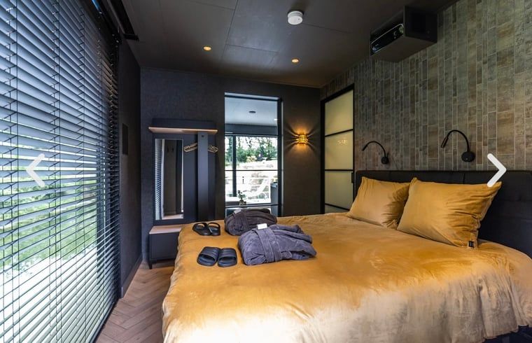 Attraktives Schlafzimmer im Ferienhaus in Merselo, Nord-Limburg, mit luxurioesem Bettzeug.