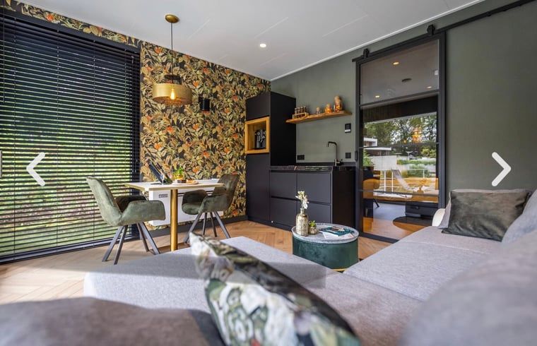 Gemuetlicher Essbereich im Ferienhaus in Merselo, Nord-Limburg, mit Blick auf den Garten.