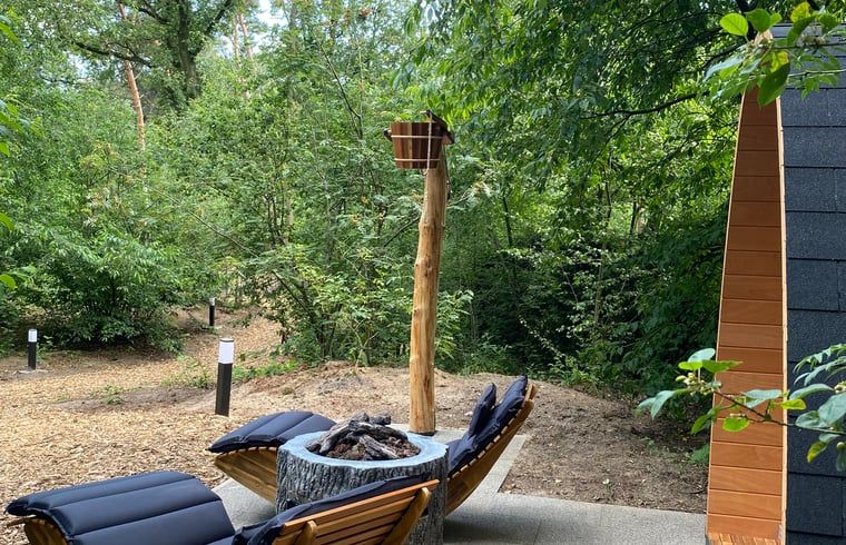 Entspannungsbereich im Ferienhaus in Merselo, Nord-Limburg, mit bequemen Liegestuehlen.