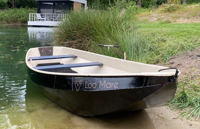 Boot am Ufer des Teiches im Ferienhaus in Merselo, Nord-Limburg.