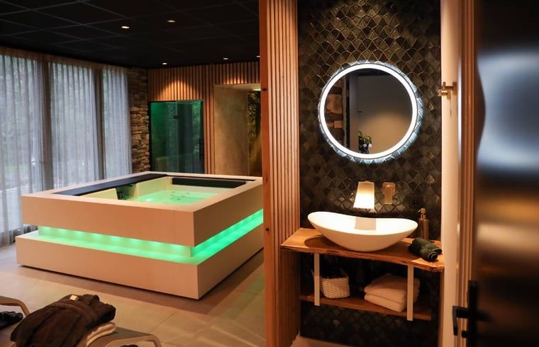 Wellnessbereich mit Jacuzzi im Ferienhaus in Merselo, Nord-Limburg.