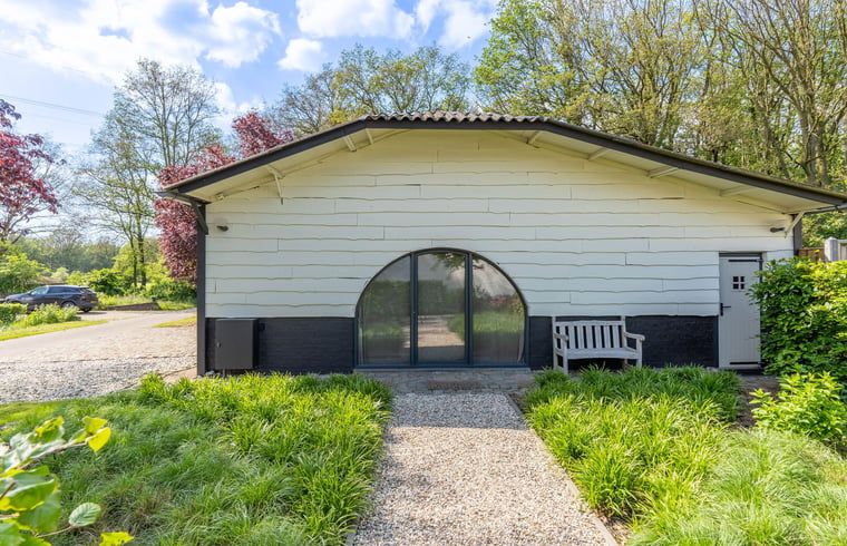 Sonnenuntergang im Cottage in Merselo, Ferienhaus in Nord-Limburg mit schoener gruener Umgebung.