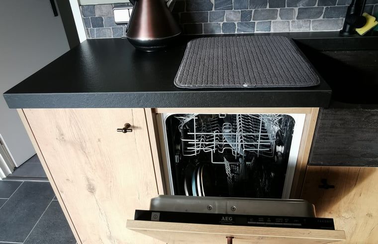 Moderne Kueche im Ferienhaus in Merselo, Nord-Limburg Ferienhaus mit Holzverkleidung.