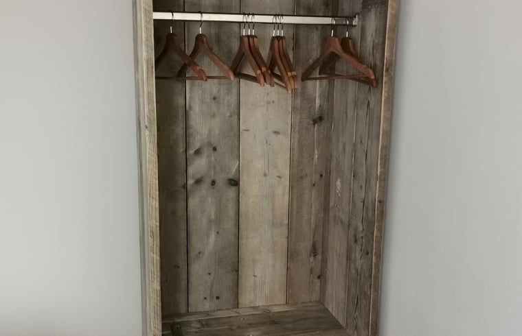 Hauptschlafzimmer in Cottage in Merselo, Ferienhaus in Nord-Limburg mit Kingsize-Bett.