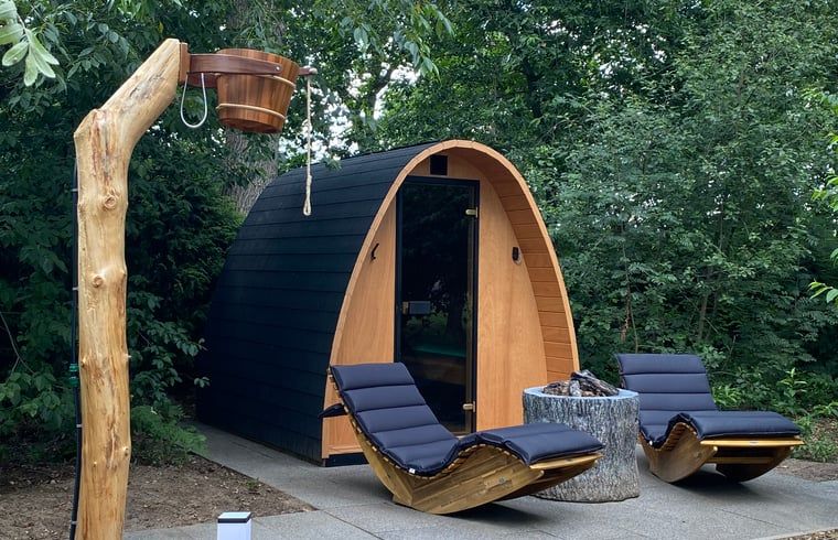 Geniet van ontspanning bij Vakantiehuis in Merselo, Noord Limburg, met een unieke glamping lodge en comfortabele ligstoelen in de natuur.