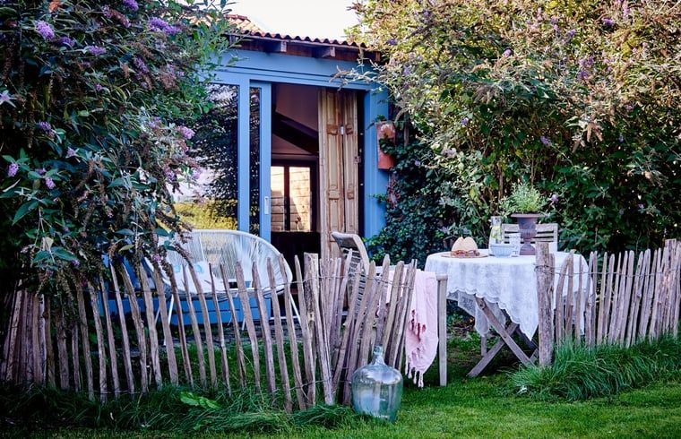 Geniet van een charmant terras bij Huisje in Sevenum, een vakantiehuis in Noord Limburg.