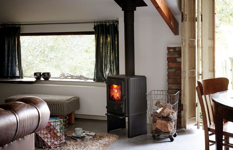 Gezellige houtkachel in de woonkamer van Huisje in Sevenum, vakantiehuis in Noord Limburg.