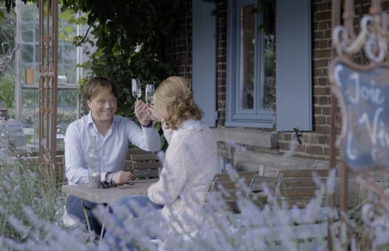 Genieten van een drankje op het terras van Huisje in Sevenum, vakantiehuis in Noord Limburg.
