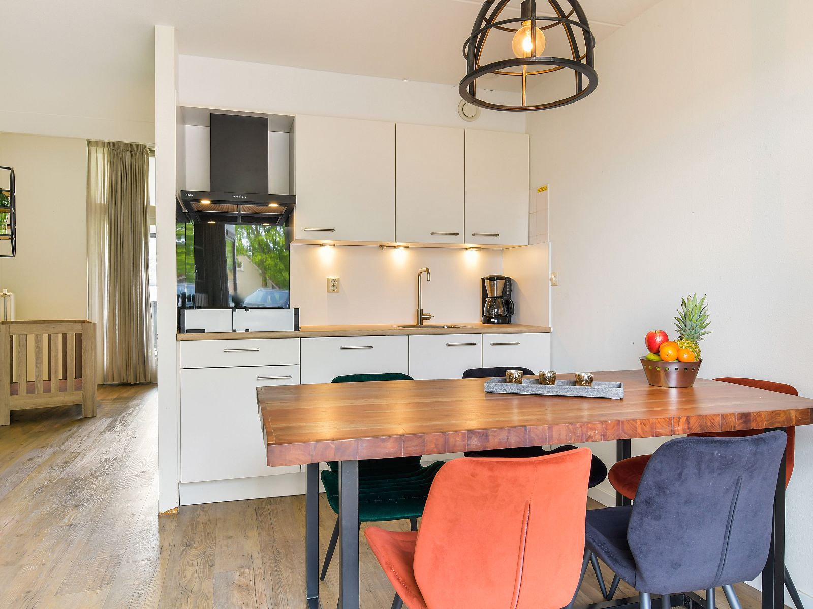 Ruim terras van Domein De Schatberg 6-persoons kinderbungalow, Sevenum, Limburg met uitzicht op speeltuin.