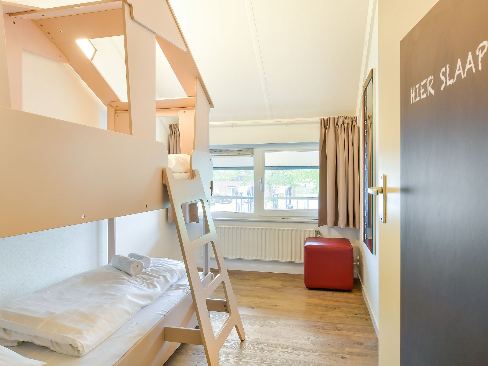 Slaapkamer met stapelbed in Domein De Schatberg 6-persoons kinderbungalow, Sevenum, Limburg, ideaal voor kinderen.