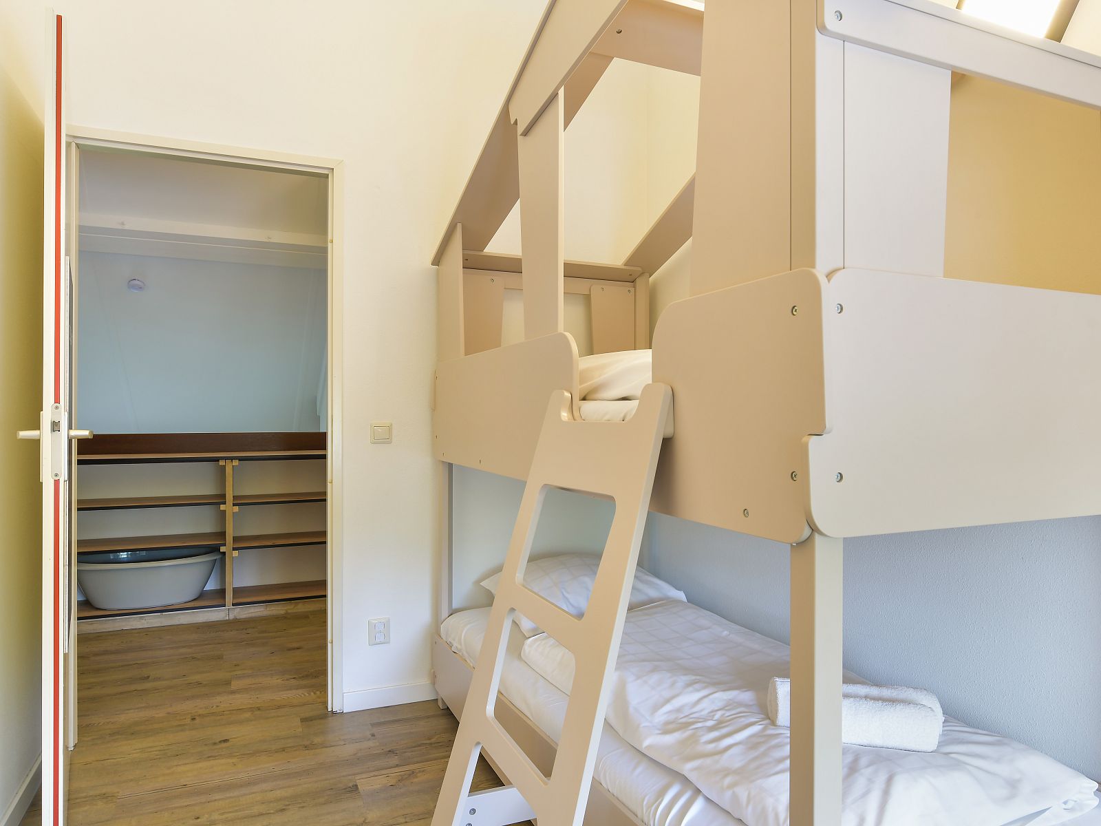 Frisse badkamer in Domein De Schatberg 6-persoons kinderbungalow, Sevenum, Limburg met ligbad en douche.