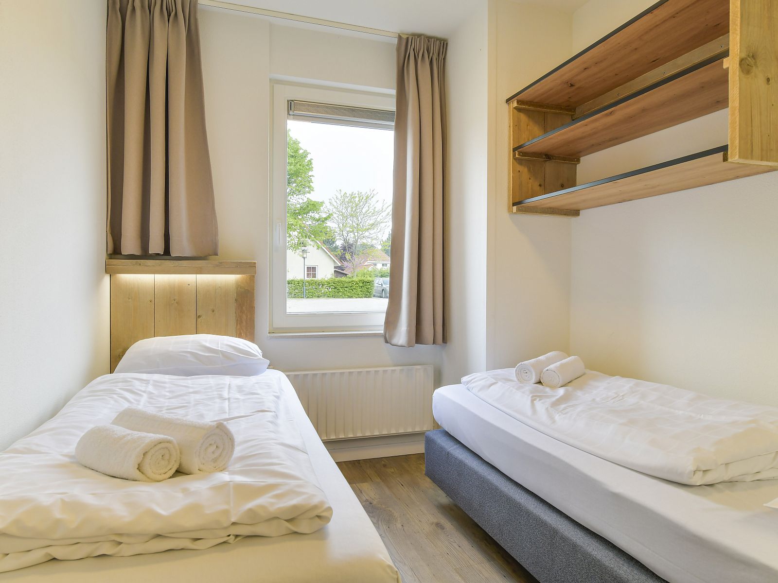 Badkamer en slaapkamer in Domein De Schatberg 6-persoons kinderbungalow, Sevenum, Limburg met moderne faciliteiten.