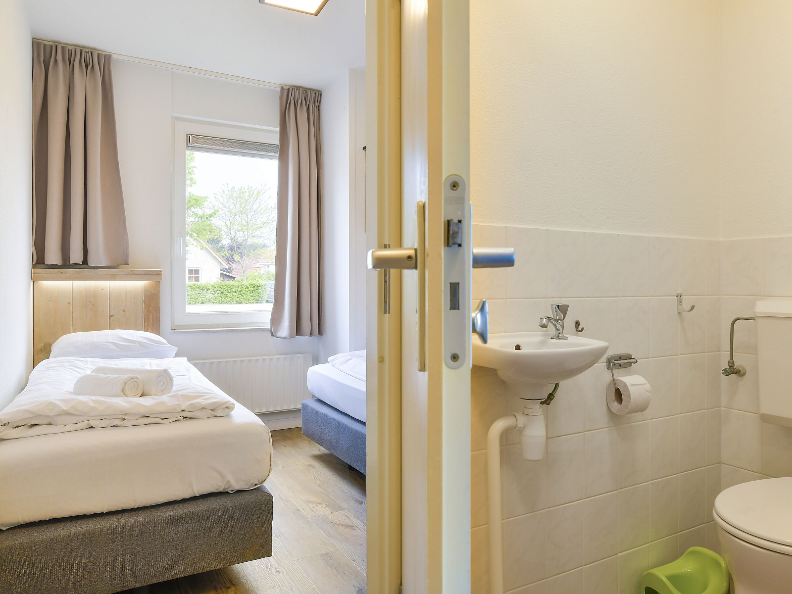 Hoofdslaapkamer in Domein De Schatberg 6-persoons kinderbungalow, Sevenum, Limburg met comfortabel tweepersoonsbed.