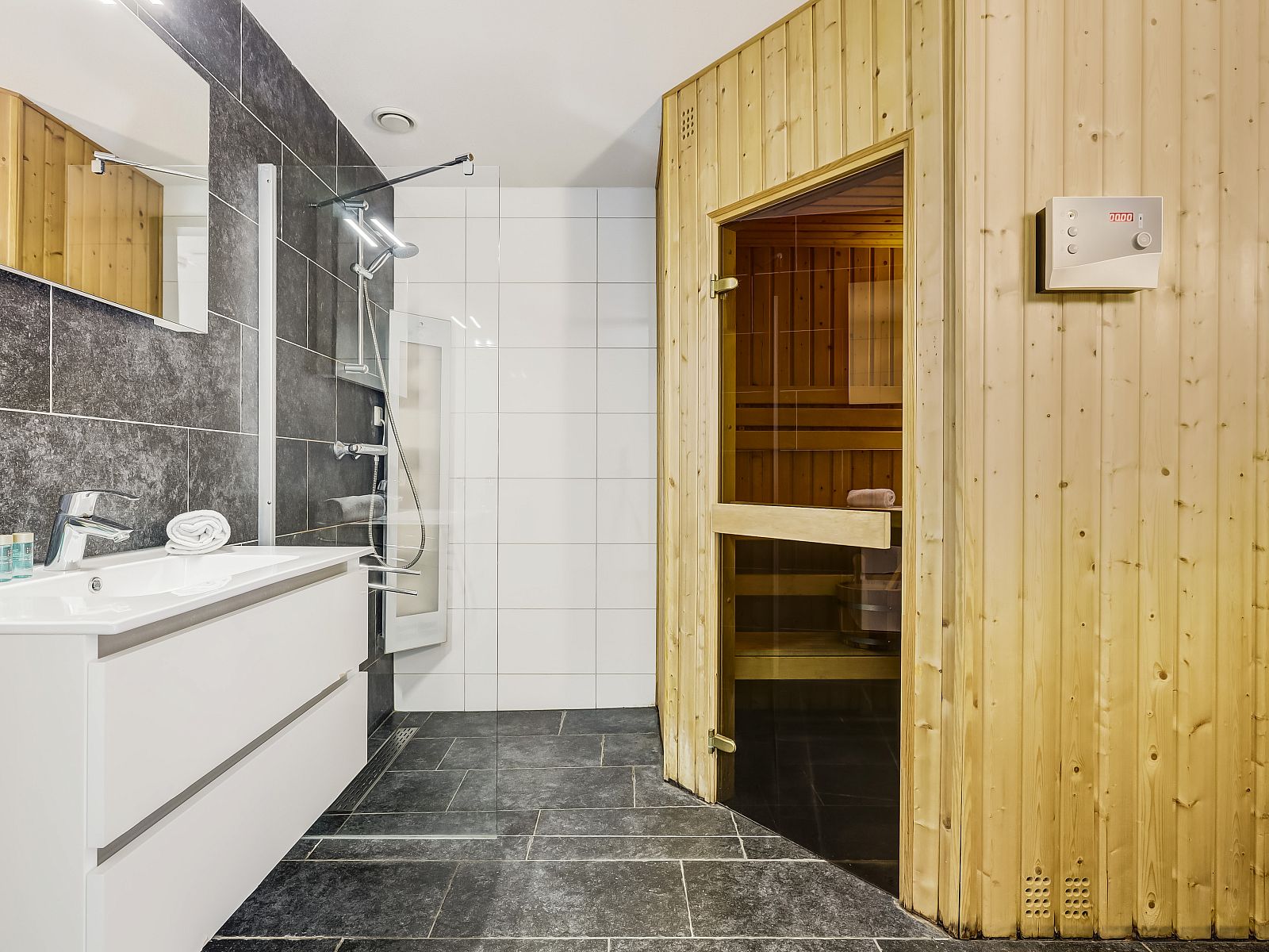 Unterkunft 385244 - Bungalow Noord Limburg - Domein De Schatberg | 12-persoons watervilla | 12L2