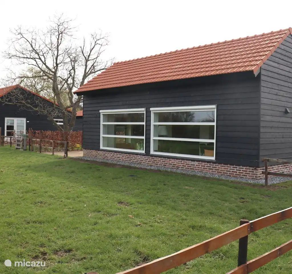 Guest house 385614 - Holiday property Noord Limburg - Huisje Met de kippen Op Stok/Sierkip