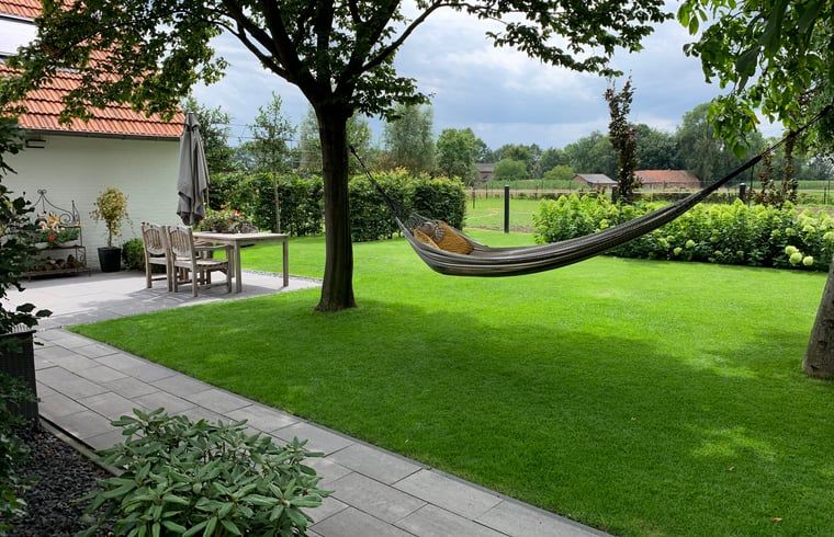 Ruime tuin met hangmat bij Vakantiehuisje in Heythuysen, Noord Limburg, Limburg.