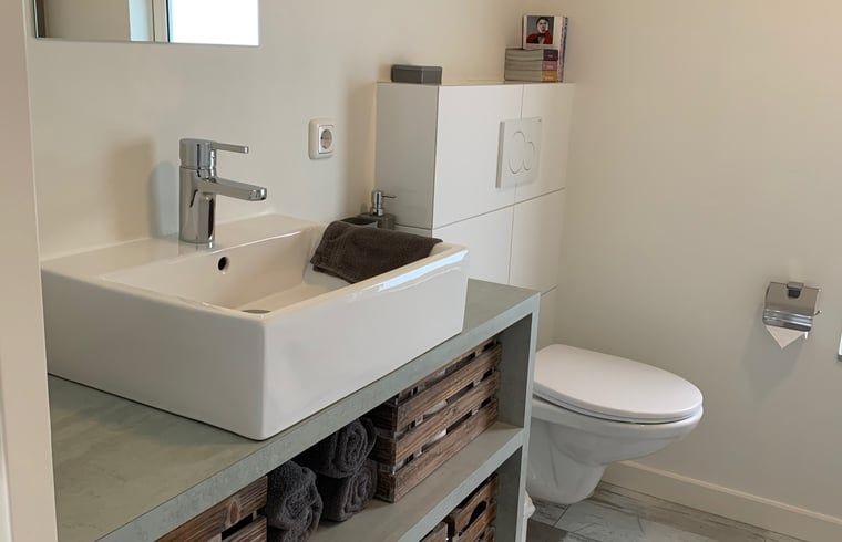 Moderne badkamer in Vakantiehuisje in Heythuysen, Noord Limburg, Limburg.