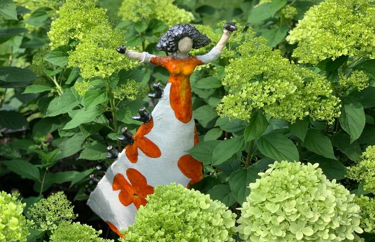 Kunstwerk in de tuin van Vakantiehuisje in Heythuysen, Noord Limburg, Limburg.