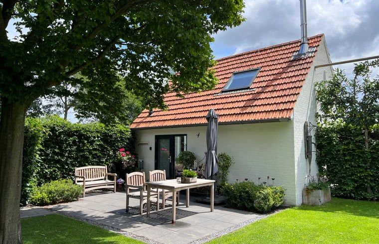 Terras met zitjes bij Vakantiehuisje in Heythuysen, Noord Limburg, Limburg.