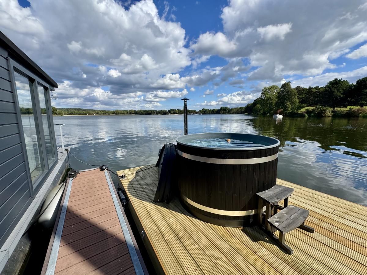 Geniessen Sie den Whirlpool auf der Terrasse des Floating in Limburg, einer einzigartigen Ferienunterkunft am Wasser in Middelaar, Nordlimburg.