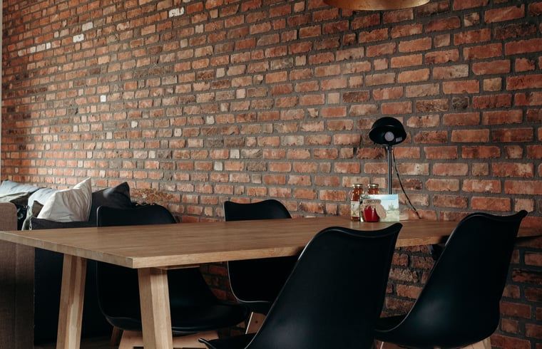 Eettafel in Vakantiehuisje in Grashoek, Noord Limburg. Ruime tafel met comfortabele stoelen in het vakantiehuis.