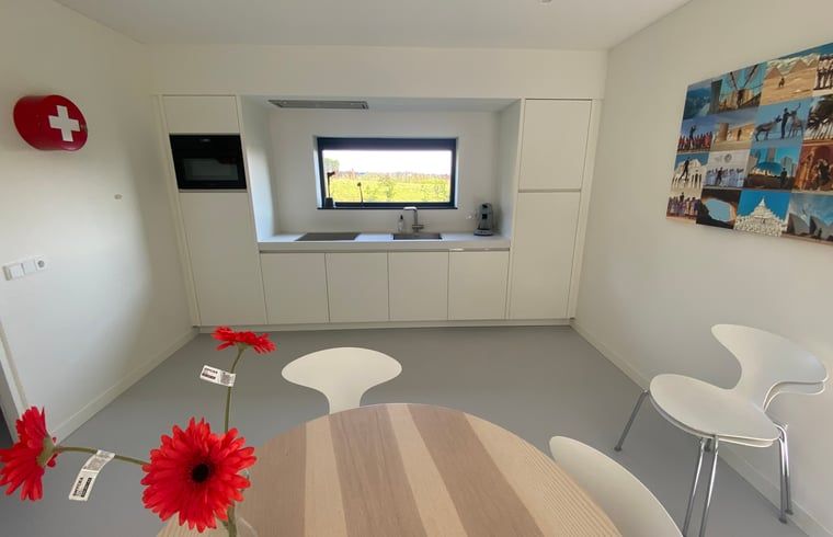 Kitchen of Cottage in Wanssum, vacation home in Limburg with modern amenities.