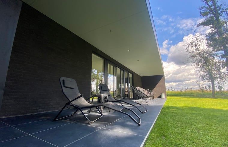 Side view of Cottage in Wanssum, cottage in Limburg with modern look.