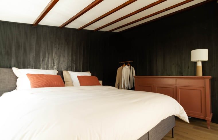 Sfeervolle slaapkamer in Vakantiehuisje in Griendtsveen, Noord Limburg, met comfortabele inrichting en warme accenten.