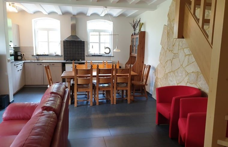 Gezellige binnenruimte van Vakantiehuis in Mechelen, Zuid Limburg met ruime keuken en eethoek voor een ontspannen verblijf.