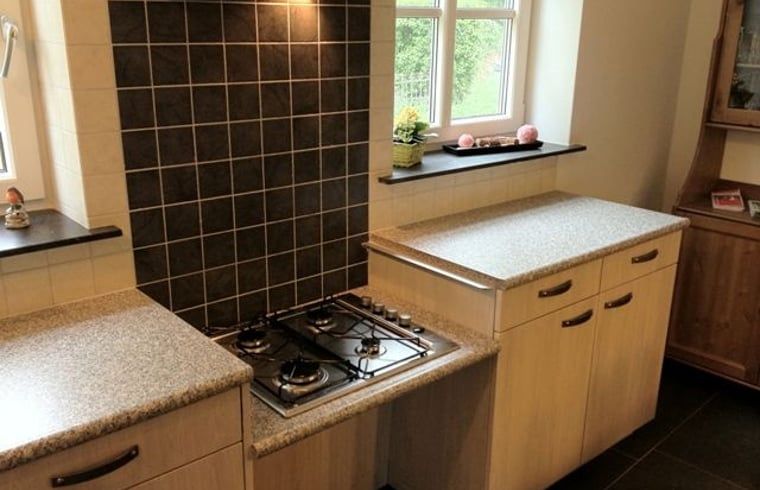 Moderne keuken in Vakantiehuis in Mechelen, Zuid Limburg met uitzicht op de natuur, perfect voor een ontspannen verblijf in Limburg.