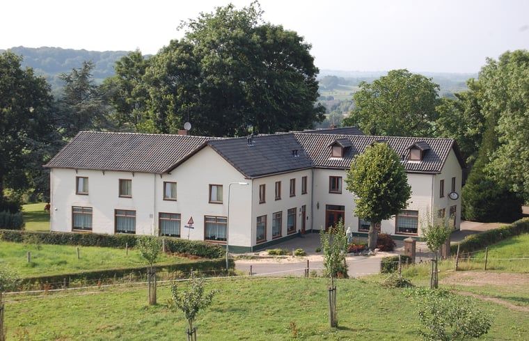 Vakantiehuisje in Mechelen, Zuid Limburg omgeven door groene heuvels, biedt een rustiek verblijf in een schilderachtige omgeving.