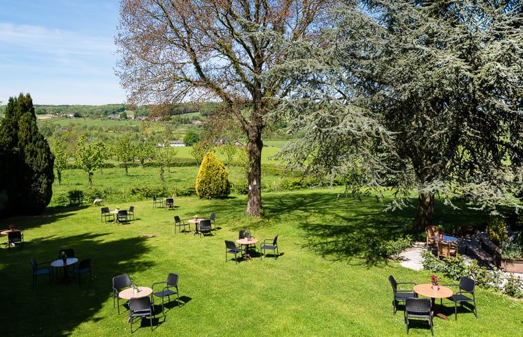 Geniet van de groene tuin en het prachtige uitzicht bij Vakantiehuisje in Mechelen, Zuid Limburg, perfect voor een ontspannen verblijf.