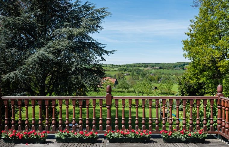 Geniet van het prachtige uitzicht vanaf het terras van Vakantiehuisje in Mechelen, gelegen in het groene Zuid Limburg.