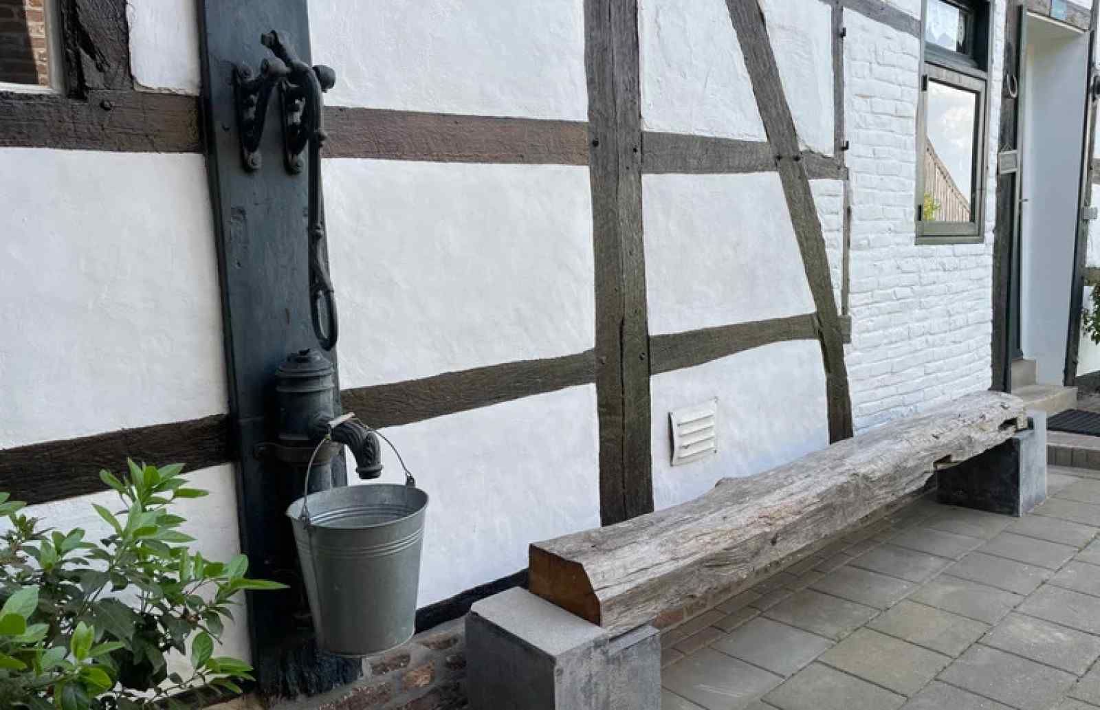 Modern bathroom in vacation home L243 in Mechelen, South Limburg with shower and toilet.