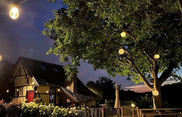 Sfeervol verlichte avond bij Vakantiehuisje in Schin op Geul, Zuid Limburg.