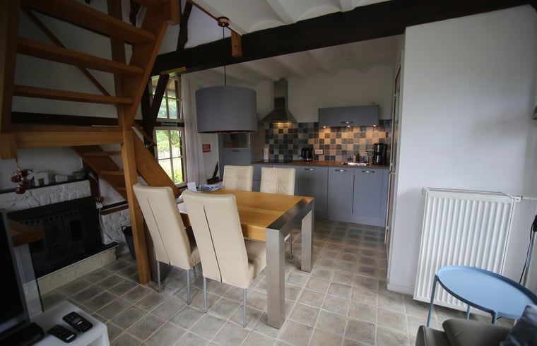 Moderne keuken en eetruimte in Vakantiehuisje in Schin op Geul, Zuid Limburg.