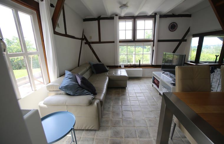 Lichte woonkamer in Vakantiehuisje in Schin op Geul, Zuid Limburg, Limburg.