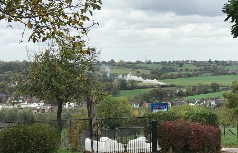 Panoramisch uitzicht op stoomtrein vanuit Vakantiehuisje in Schin op Geul, Zuid Limburg.