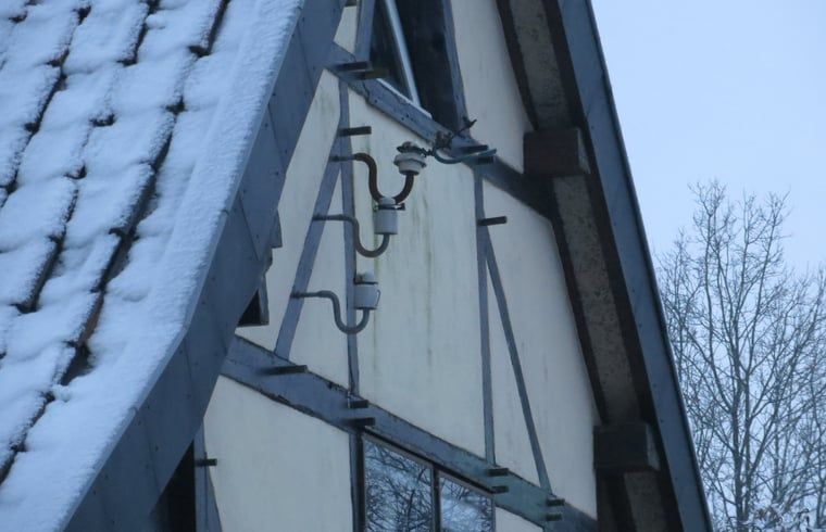 Sneeuw op het dak van Vakantiehuisje in Schin op Geul, Zuid Limburg, Limburg.