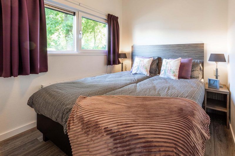 Slaapkamer van Module 5 personen, vakantiehuis in Schin op Geul, Zuid Limburg met comfortabel tweepersoonsbed.