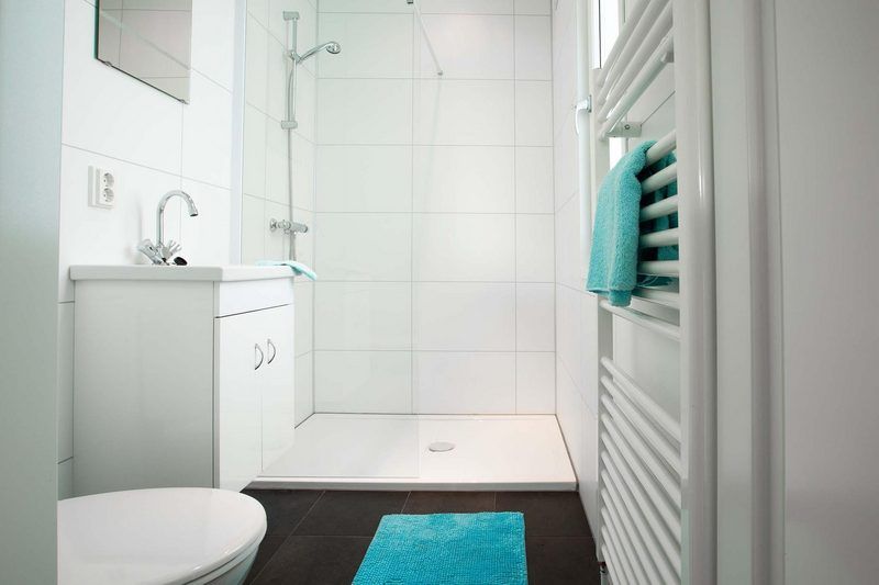 Moderne badkamer in Module 5 personen, vakantiehuis in Schin op Geul, Zuid Limburg met ruime douche.