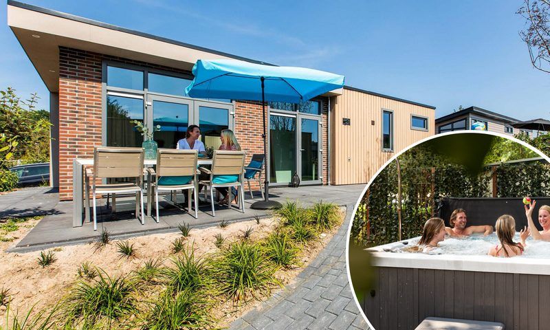 Geniet van de zonnige veranda bij Module Special 6 personen Wellness in Schin op Geul, perfect voor ontspanning in Zuid Limburg.