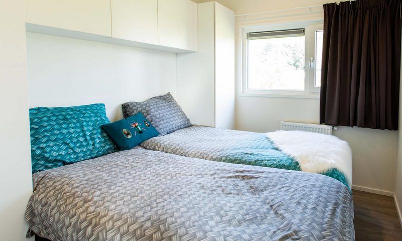 Comfortabele slaapkamer met tweepersoonsbed in Module Special 6 personen Wellness, vakantiehuis in Schin op Geul, Zuid Limburg.