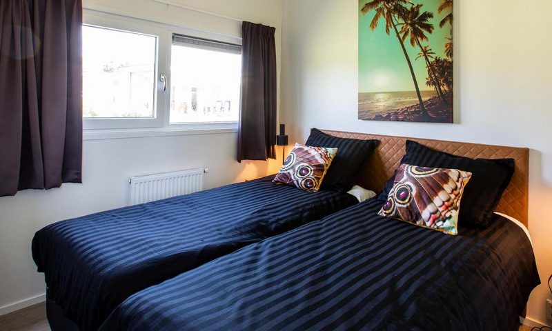 Stijlvolle slaapkamer met tweepersoonsbed in Module Special 6 personen Wellness, gelegen in het schilderachtige Schin op Geul.