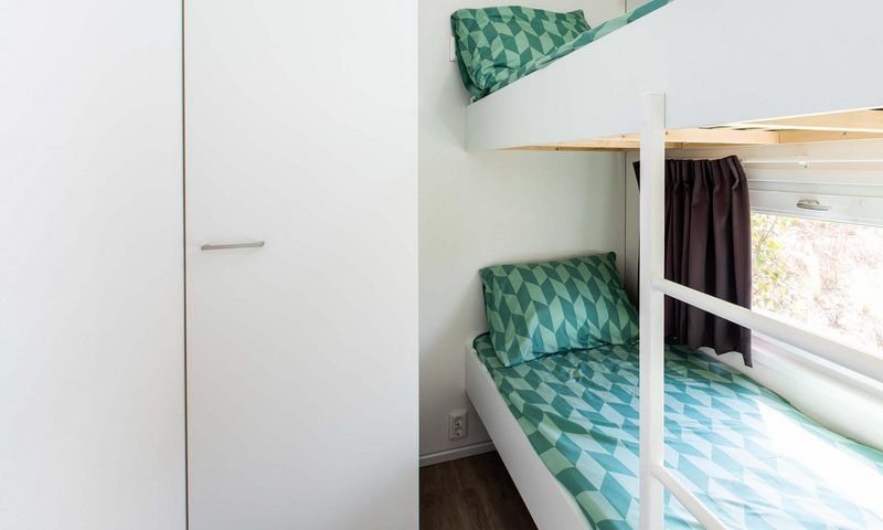 Knusse slaapkamer met stapelbed in Module Special 6 personen Wellness, ideaal voor gezinnen in Schin op Geul, Zuid Limburg.