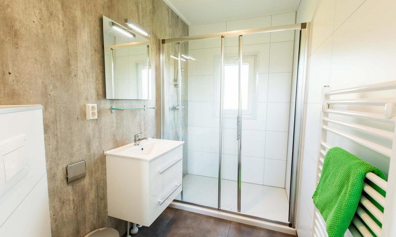 Moderne badkamer met douche in Module Special 6 personen Wellness, vakantiehuis in het prachtige Schin op Geul, Zuid Limburg.