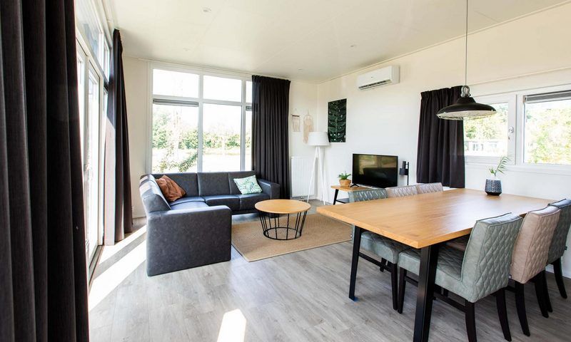 Gezellige woonkamer in Module Special 6 personen Wellness, ideaal voor familietijd in Schin op Geul, Zuid Limburg.