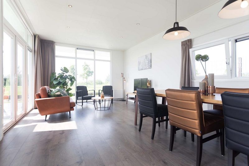 Spacious living room in Module 6 persons vacation home Schin op Geul, South Limburg with lots of light and comfortable seating.